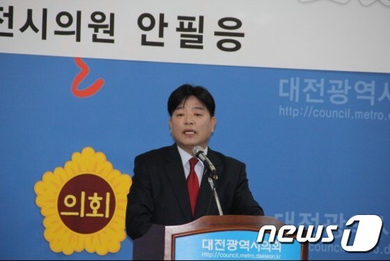 대전시의회 안필응 의원이 10일 오전 대전시의회 대회의실에서 새누리당 탈당 기자회견을 갖고 있다. (사진=박종명 기자)© News1