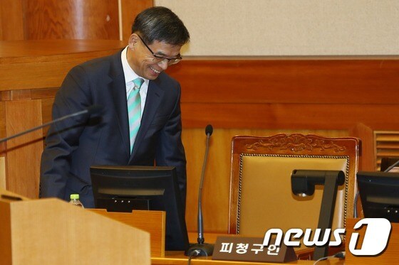 박 대통령 법률대리인 '미소의 의미는'