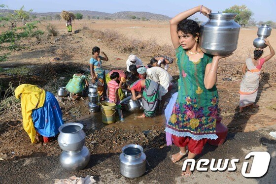 인도 하이데라바드 인근 지역에서 주민들이 물을 긷고 있다 © AFP=뉴스1