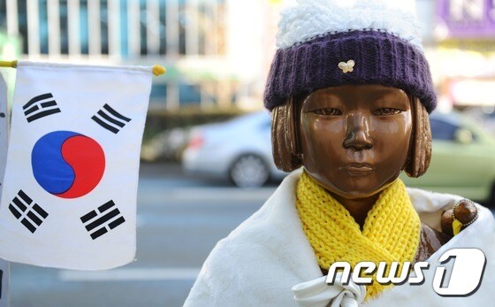 부산 일본총영사관 앞에 설치된 '평화의 소녀상' 옆에 태극기가 걸려 있는 모습(자료사진) © News1 
