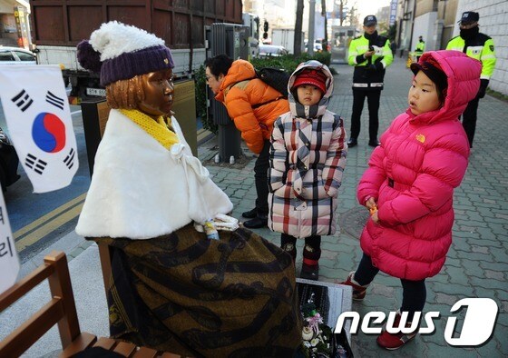 부산 동구 초량동 일본영사관 앞 평화의 소녀상을 찾은 아이들이 소녀상을 바라보고 있다. /뉴스1 © News1 여주연 기자