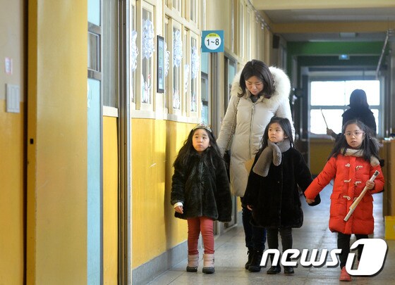 초등학교 입학을 앞둔 어린이들이 예비소집일에 학부모와 교실을 둘러보고 있다. (뉴스1DB) © News1 구윤성 기자