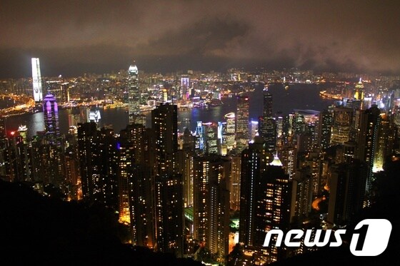 홍콩섬과 주룽 반도를 드넓게 바라볼 수 있는 빅토리아 피크.© News1 윤슬빈 기자