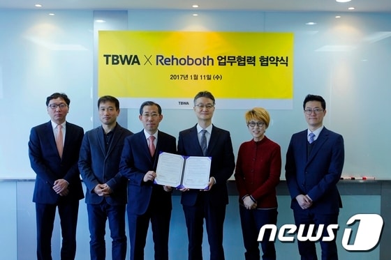 목영두 르호봇 대표(왼쪽에서 세번째)는 이수원 TBWA 코리아 대표(오른쪽에서 세번째)가 업무협약을 맺고 입주기업에 브랜드 컨설팅을 염가 제공하기로 합의했다. (르호봇 제공) © News1