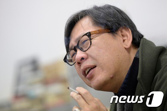 박찬경 작가가 12일 서울 종로구 청운동의 작업실에서 뉴스1과 인터뷰를 하고 있다. © News1 안은나 기자