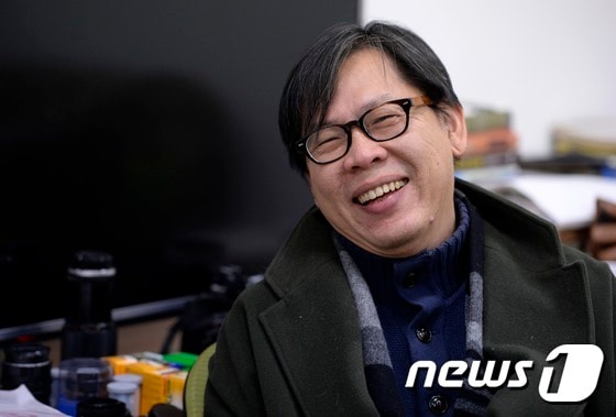 박찬경 작가가 12일 서울 종로구 청운동의 작업실에서 뉴스1과 인터뷰를 하고 있다. © News1 안은나 기자