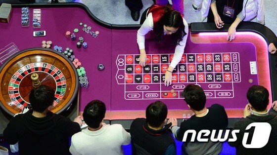 사진은 서울 강남구 코엑스에서 열린 '2017 맨즈쇼'를 찾은 관람객들이 카지노 게임을 즐기고 있는 모습2017.1.13/뉴스1 © News1  
