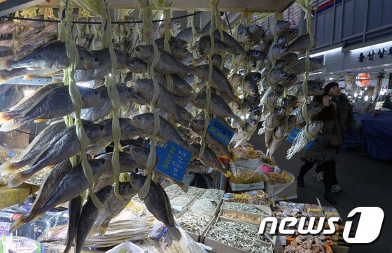 설 명절 10여일 앞둔 15일 서울 중구 신중부시장에서 시민들이 제수용품을 살펴보고 있다.뉴스1 © News1