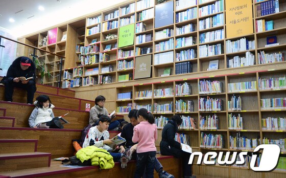 겨울방학을 맞은 아이들이 15일 오후 서울도서관에서 독서삼매경에 빠져 있다. 2017.1.15/뉴스1 © News1 최현규 기자