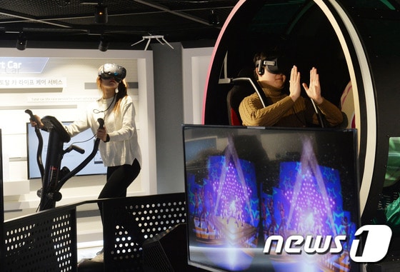 16일 서울 광화문 KT스퀘어에서 KT직원들이 '기가(GiGA) 가상현실(VR) 체험존'에서 VR 콘텐츠를 선보이고 있다. 이날 문을 연 VR 체험존에선 원형 기구에 탑승해 서울과 평창을 둘러보는 VR 롤링 스카이(Rolling Sky), 서울 명동성당 주변을 산책하는 VR 드림 웍스(Dream Walks), 걸그룹 '트와이스'멤버와 손을 잡고 제주 성산일출봉 등 한국 주요관광지를 체험한는 VR 케이-스팟 투어(K-Spot Tour)등 총 3가지 어트렉션을 즐길수 있다. 2017.1.16/뉴스1 © News1 황기선 기자