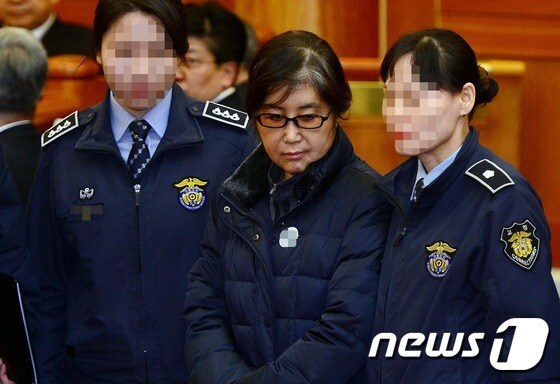 업무방해 혐의로 체포영장이 발부된 '비선실세' 최순실씨(61·구속기소). 뉴스1 © News1 박정호 기자