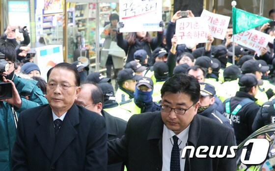 '블랙리스트 지시 의혹' 김기춘, 특검 출석