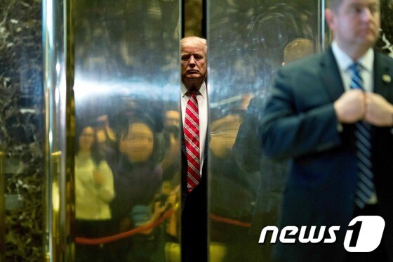 [사진] 트럼프 엘리베이터에 끼었나?