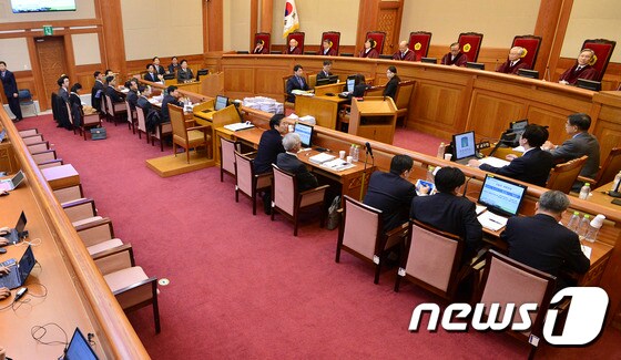 17일 오후 서울 종로구 헌법재판소 대심판정에서 열린 박근혜 대통령 탄핵심판 6차 변론기일에서 증인석(왼쪽 빈자리)이 텅 비어있다. 2017.1.17/뉴스1 © News1 신웅수 기자