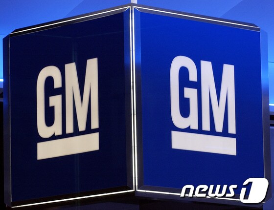 (FILES) This file photo shows the logo for the General Motors Corporation at Cobo Hall in Detroit, Michigan. / AFP PHOTO / STAN HONDA