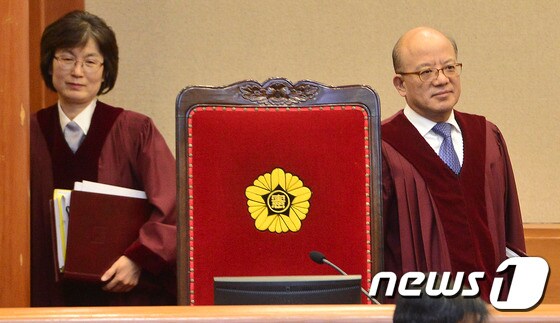 박한철 헌법재판소장(오른쪽)과 이정미 재판관. /뉴스1 © News1 신웅수 기자