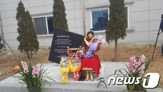 서천평화의소녀상이 17일 서천 봄의마을 광장에 세워졌다© News1