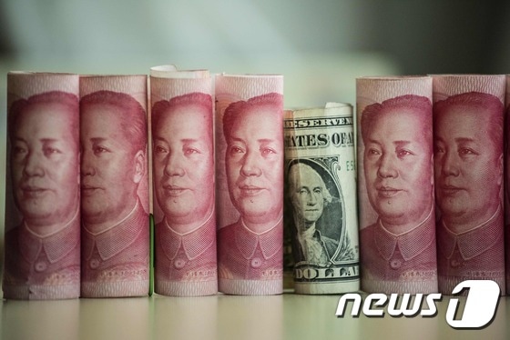 중국 위안과 미국 달러 지폐© AFP=뉴스1