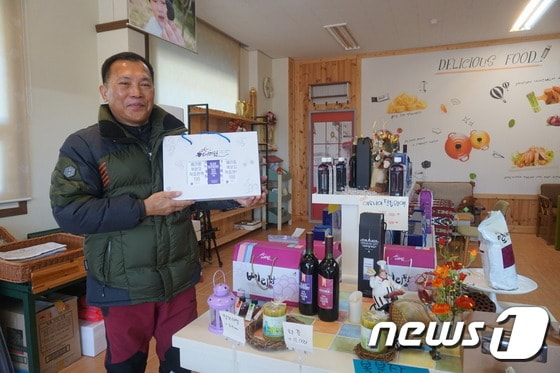 고창베리팜 오 대표가 판매장에서 베리류 제품을 설명하고 있다.© News1