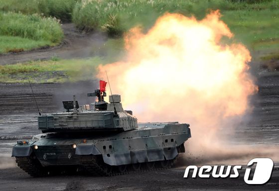 일본 육상자위대가 운용 중인 '10식' 탱크의 화력시범 훈련(자료사진) © AFP=뉴스1