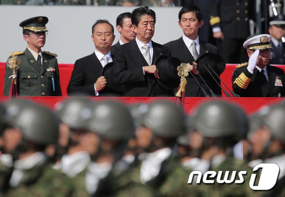 아베 신조 일본 총리(가운데)가 작년 10월23일 사이타마현 소재 육상자위대 아사카 훈련장에서 자위대 사열을 받고 있다. © AFP=뉴스1