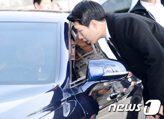 배우 이하늬가 19일 오후 서울 가회동 성당에서 열린 ‘비(정지훈)와 김태희의 결혼식’에 참석하고 있다. © News1star/ 권현진 기자