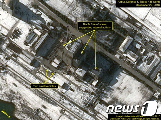 북한 평안북도 영변 핵시설의 플루토늄 생산용 원자로와 부속 건물 지붕에 눈이 녹아 있다. (사진 38노스)© News1