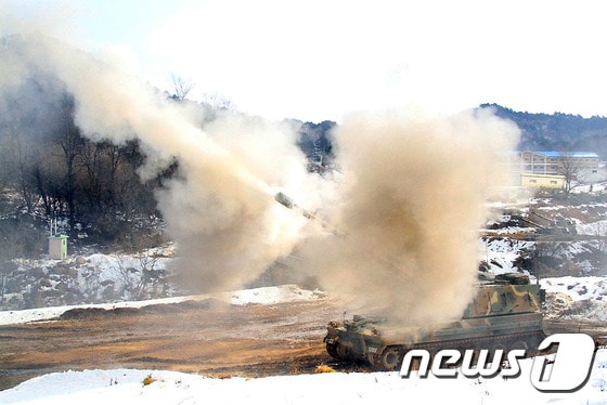 K9 자주포의 포격 모습. (8군단 제공)2017.1.2/뉴스1 © News1 고재교 기자
