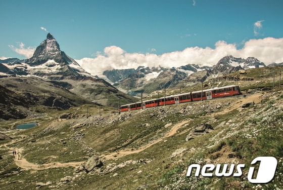열차를 타며 저 멀리 체르마트의 봉우리도 감상할 수 있다.(이미지제공=스위스관광청)© News1