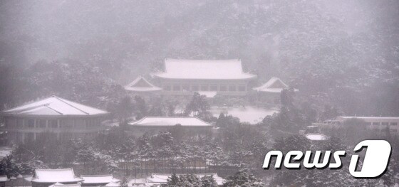 일년 중에 가장 춥다는 대한(大寒)이자 전국에 많은 눈이 내리는 20일 오전 서울 종로구 청와대 일대에 눈이 쌓여 있다. 2017.1.20/뉴스1 © News1 안은나 기자