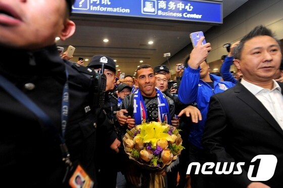 상하이 선화에 입단한 카를로스 테베스(33)가 19일 상하이 푸둥 공항에 도착해 팬들의 환영을 받고 있다. © AFP=News1