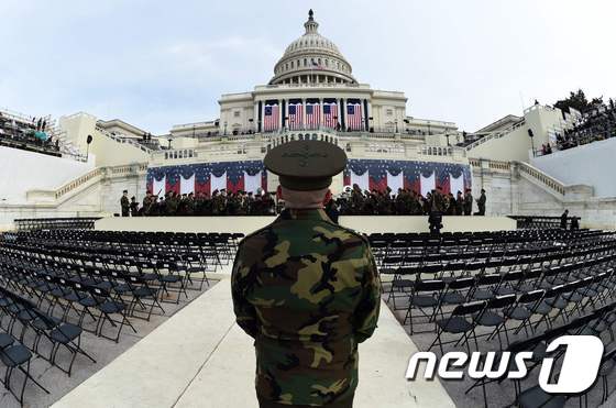 취임식 선서가 진행될 장소에서 해병대 등의 예행 연습이 진행되고 있다. © AFP=뉴스1