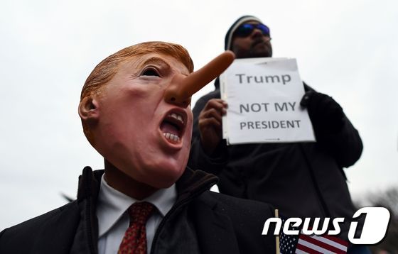 [사진] '피노키오 트럼프는 내 대통령 아냐'