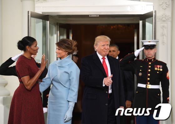 도널드 트럼프 미국 대통령 당선인과 아내 멜라니아 여사가 20일(현지시간) 오전 백악관을 찾았을 때 버락 오바마 대통령과 미셸 여사가 반기고 있다. © AFP=뉴스1