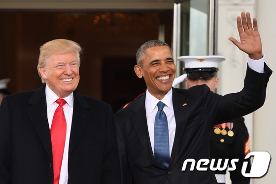 버락 오바마 미국 대통령(오른쪽)이 2017년 1월 20일 백악관을 찾은 도널드 트럼프 대통령 당선인을 반기고 있다.  © AFP=뉴스1 © News1 최종일 기자