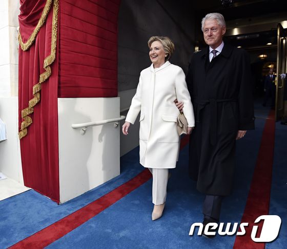 도널드 트럼프 미 대통령 취임식에 참석한 클린턴 부부. © AFP=뉴스1