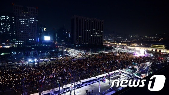 지난달 21일 오후 서울 광화문 광장에서 열린 박근혜 대통령 탄핵 촉구 13차 범국민대회에서 참가자들이 촛불을 들고 있다. 2017.1.21/뉴스1 © News1 박정호 기자