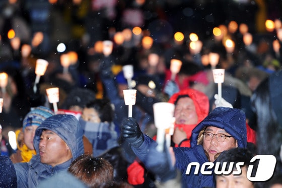 21일 오후 광주 동구 금남로 일원에서 열린 13차 촛불집회에서 시민들이 촛불을 들고 박근혜 대통령 즉각 퇴진을 촉구하고 있다. 2017.1.21/뉴스1 © News1 황희규 기자