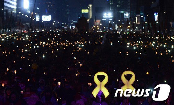 21일 오후 서울 광화문광장에서 열린 제13차 촛불집회에 참가한 시민들이 박근혜 대통령 퇴진을 촉구하며 함성을 지르고 있다./뉴스1 © News1 민경석 기자
