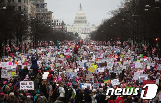21일(현지시간) 미국 워싱턴DC에서 도널드 트럼프 대통령에 반대하는 '여성의 행진'이 열렸다. 이날 약 50만명의 시민들이 시위에 참석한 것으로 추산된다. © AFP=뉴스1