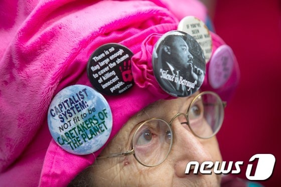 21일(현지시간) 미국 워싱턴 시애틀에서 열린 '여성의 행진'에 참여한 할머니. © AFP=뉴스1