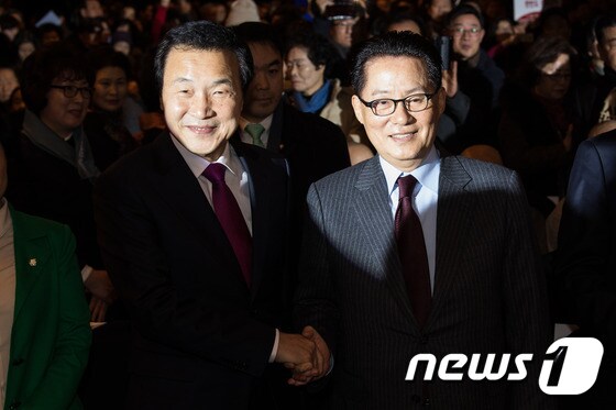 손학규 국민주권개혁회의 의장(왼쪽)과 박지원 국민의당 대표.