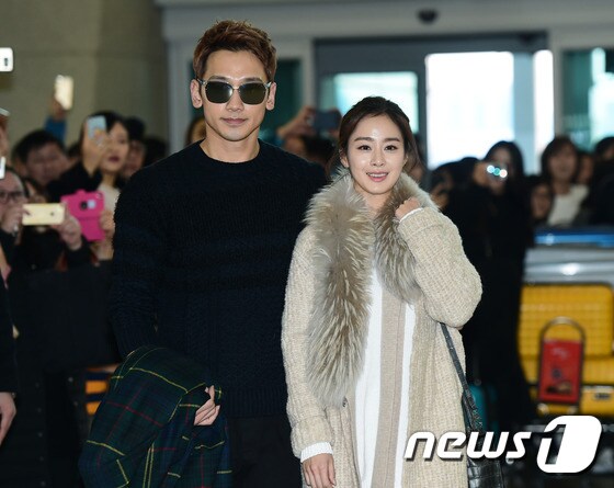 비(좌)와 김태희(우) 부부가 인천국제공항을 통해 발리로 신혼여행을 떠났다. © News1star / 권현진 기자