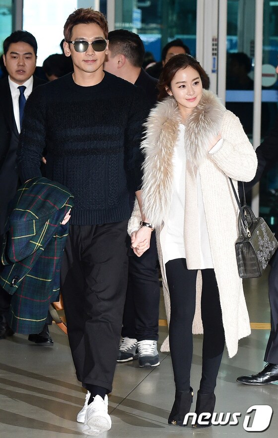 가수 비와 배우 김태희 부부가 22일 오후 인천국제공항을 통해 발리로 신혼여행을 떠나고 있다.  © News1 스타=권현진 기자