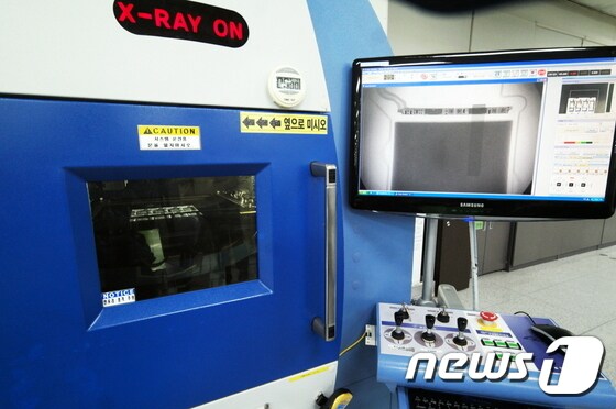 '8 포인트 배터리 안전성 검사' 중 극판 이상 유무 확인 등 배터리 내부 확인을 위한 'X 레이' 검사 모습이다. © News1