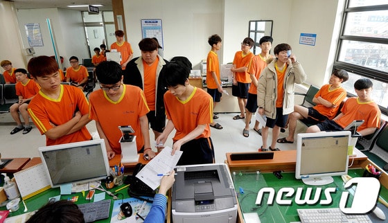 대전·충남지방병무청에서 입영대상자들이 신체검사를 받고 있다. 2017.1.23/뉴스1 © News1 주기철 기자