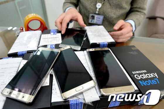 지난 1월 서울 시내의 한 삼성전자 서비스센터에 회수된 ‘갤럭시노트7'의 모습/뉴스1 © News1