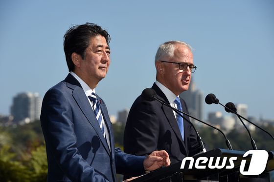 아베 신조 일본 총리(왼쪽)와 맬컴 턴불 호주 총리(자료사진) © AFP=뉴스1