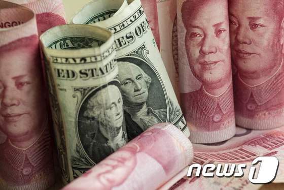미국 달러 및 중국 위안. © AFP=뉴스1