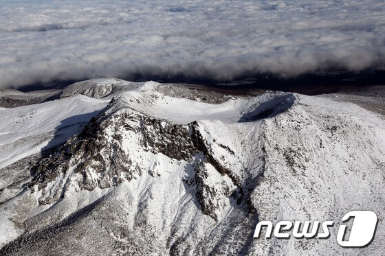 눈 덮인 한라산 백록담(뉴스1DB) © News1 이석형 기자